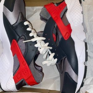 NEVER WORN NIKE HUARACHE RUN